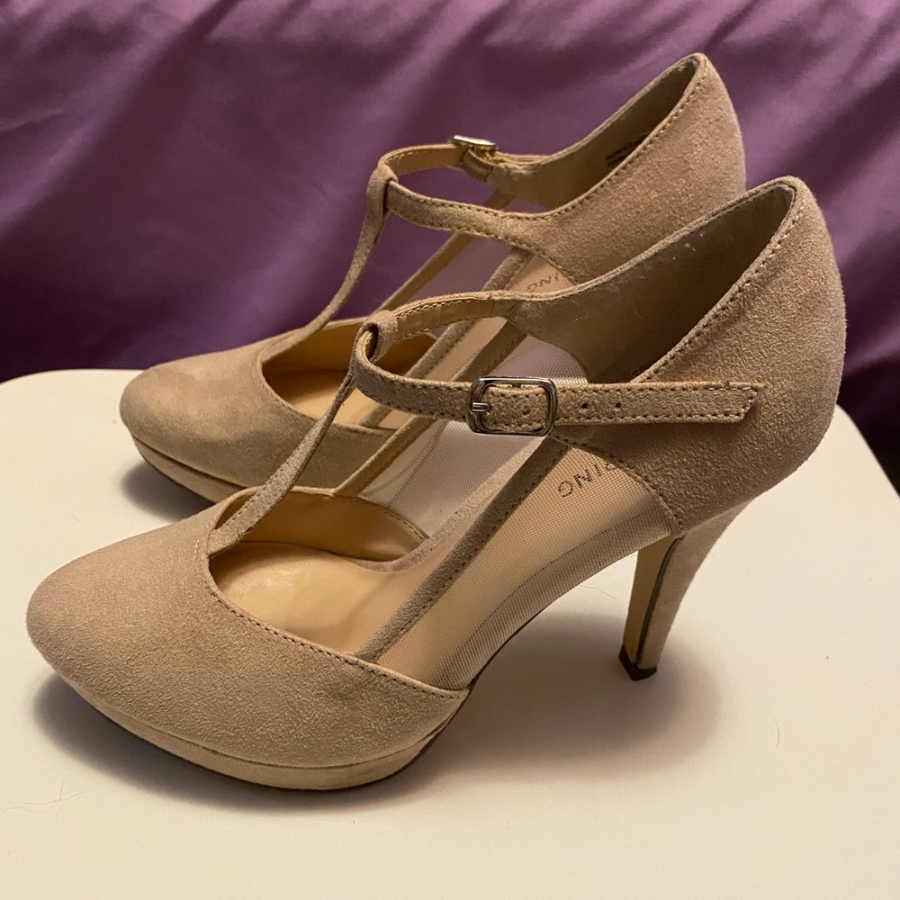 Nude pumps